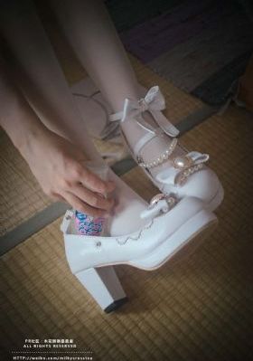 jk制服扒开粉嫩的小缝喷白浆-国语自产在线天堂新版